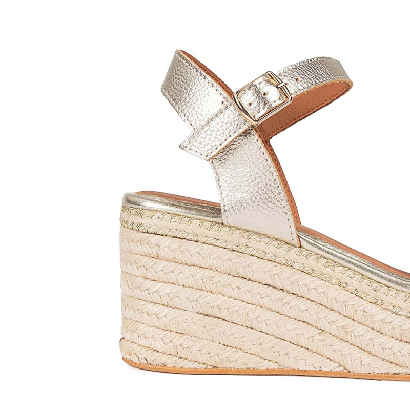 SANDALIA ARAMBOL LAMINADO ORO CB32102