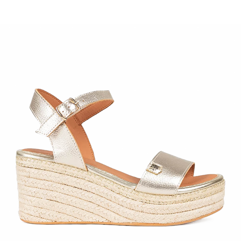 SANDALIA ARAMBOL LAMINADO ORO CB32102