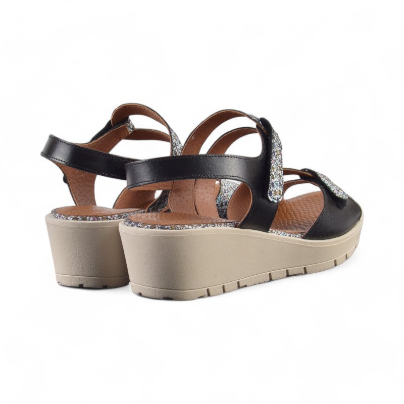 SANDALIA CUÑA ESTAMPADO NEGRO 25131