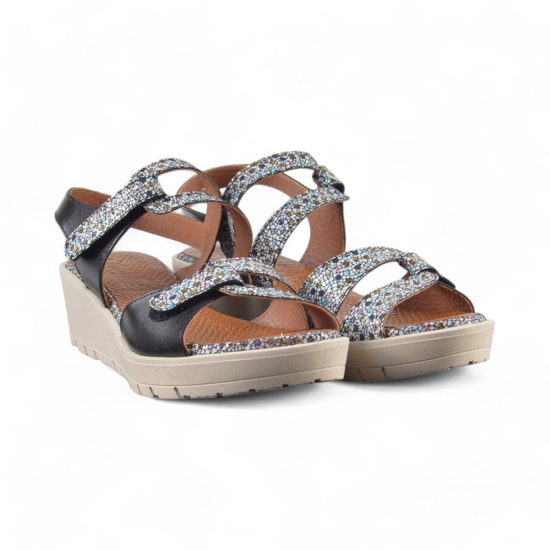 SANDALIA CUÑA ESTAMPADO NEGRO 25131